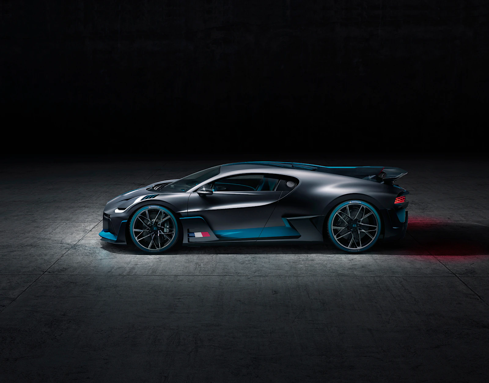 Bugatti Divo 侧面